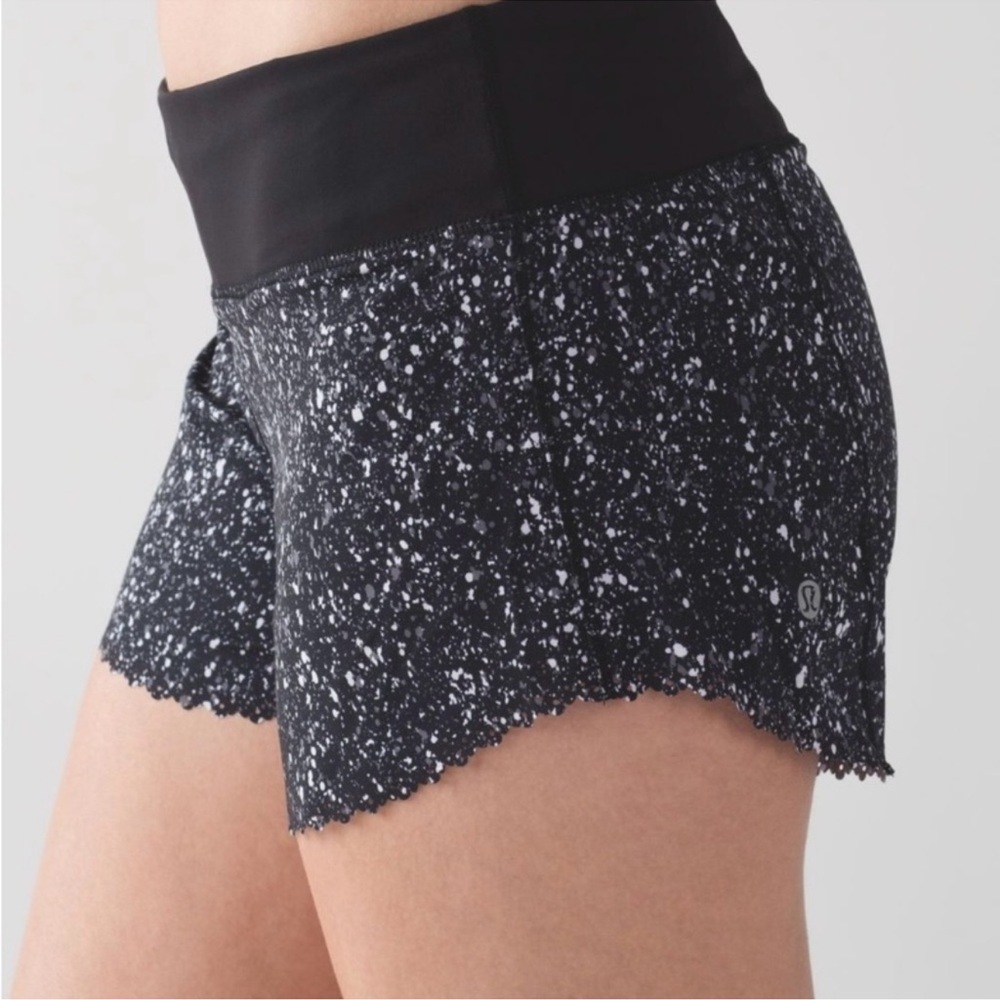 LULULEMON FAST AS LIGHT SHORT SPLATTER WHITE/BLACK SIZE 4